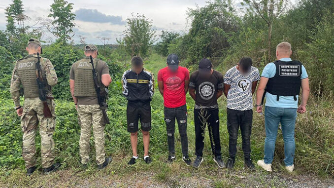 Біля кордону на Закарпатті прикордонники затримали дві групи порушників