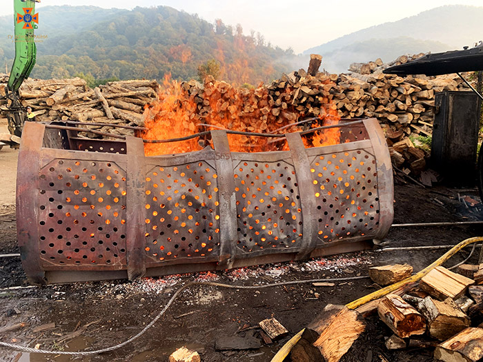 На Мукачівщині трапилася пожежа на підприємстві з виготовлення деревного вугілля