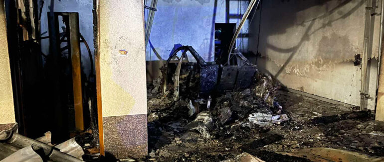 Вночі у Заріччі вогонь знищив автомобіль Audi Q7 та гараж