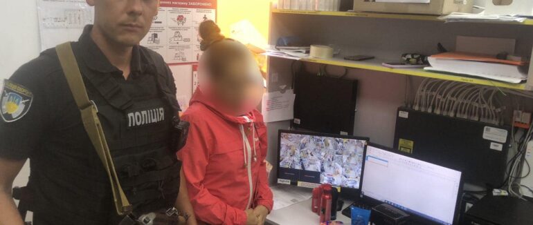 У магазині в Тячеві затримали жінку, яка не хотіла платити за товар