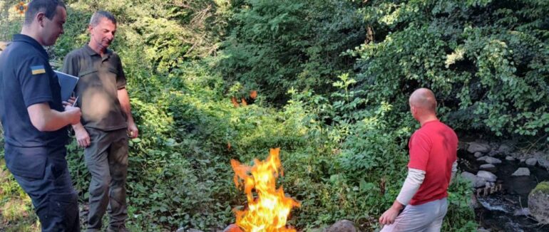 На Мукачівщини оштрафували чоловіка за спалювання рослинності