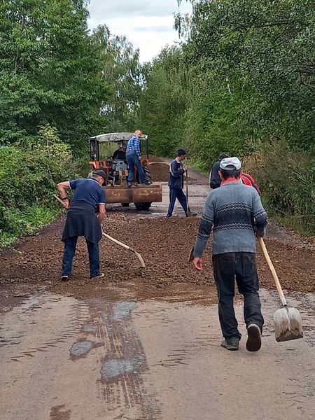 Підсипка доріг: як на Іршавщині ремонтують автошляхи (ФОТО)