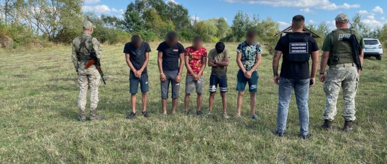 На Закарпатті прикордонники затримали 20 порушників кордону, серед них дві жінки та неповнолітній