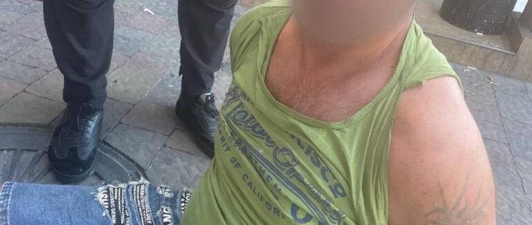 Лежав поряд із магазином: у Мукачеві затримали агресивного чоловіка