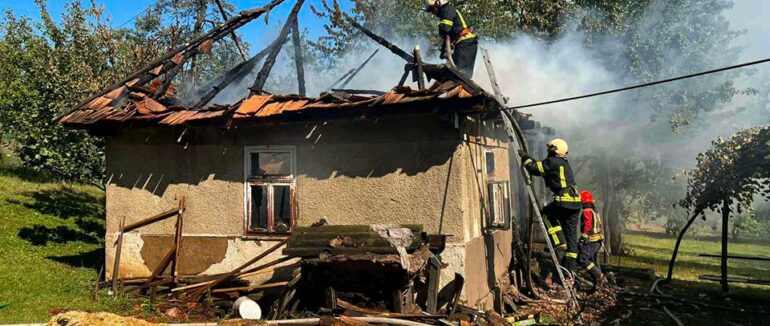 У Хустському районі вогонь знищив будинок у якому жило подружжя