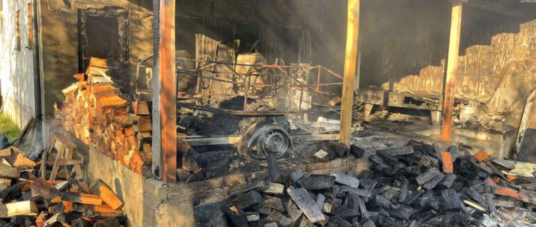 Вогонь знищив дрова, автомобільний причіп та два бетонозмішувачі: у Хустському районі вирувала пожежа