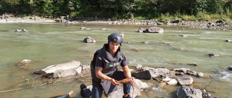 На Рахівщині місцеві жителі під час прогулянки уздовж річки Чорна Тиса натрапили на небезпечну знахідку