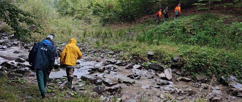 Закарпатські рятувальники знайшли тіло чоловіка. який напередодні зник у лісі