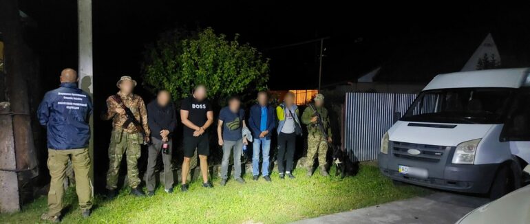 За 500 метрів від кордону прикордонники затримали закарпатця та його “клієнтів”