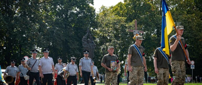 В Ужгороді сьогодні провели в останню дорога Героя Антона Хрипака