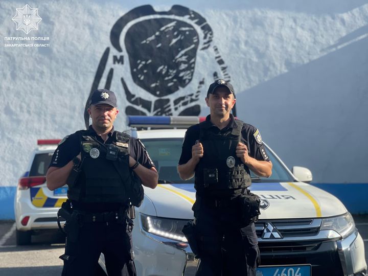 Жінка без свідомості: як патрульні Ужгорода рятували пасажирку автівки