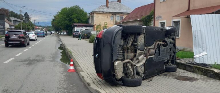 В Ужгороді трапилася ДТП: п’яний водій не впорався з керуванням та перекинувся на бік (ВІДЕО)