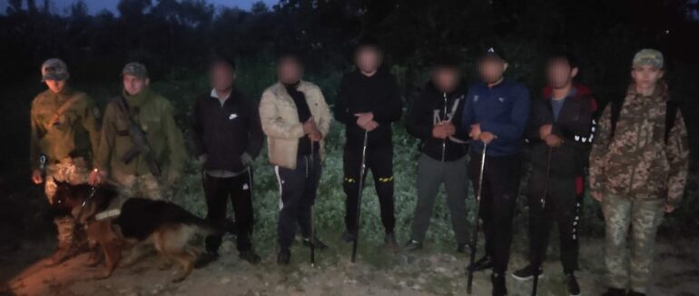 Поблизу кордону затримали 6 ужгородців, які намагалися незаконно покинути країну