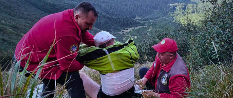 Травмовані у Карпатах: гірські рятувальники допомогли двом туристам