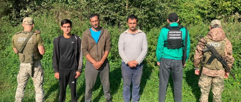 На Закарпатті прикордонники затримали 6 українців та іноземця