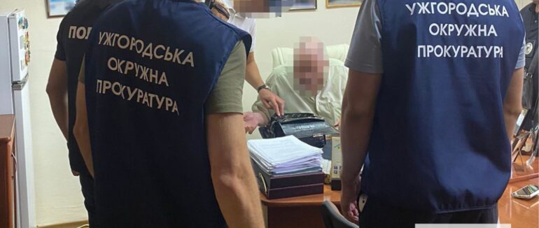 На Закарпатті на вимаганні та одержанні $1200 хабаря затримали посадовця обласного бюро судово-медичних експертиз