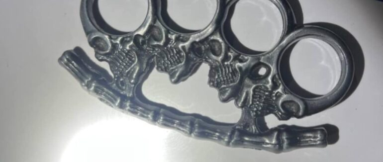 В Мукачеві затримали чоловіка, який розгулював по місту з кастетом