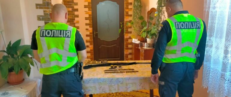 Поліцейські Перечина під час обшуку вилучили вогнепальну зброю та понад сотню бойових набоїв