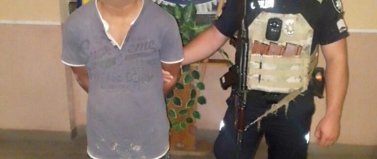 На Мукачівщині 18-річний чоловік вдарив ножем у шию 16-річного односельця