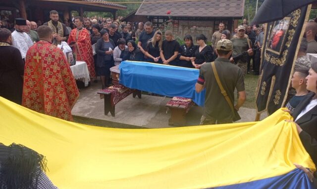 На Рахівщині попрощалися із полеглим Героєм Миколою Бровчуком
