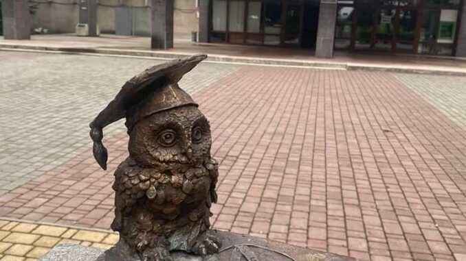 В Ужгороді з’явилася чергова міні-скульптурка під назвою “Alma mater”