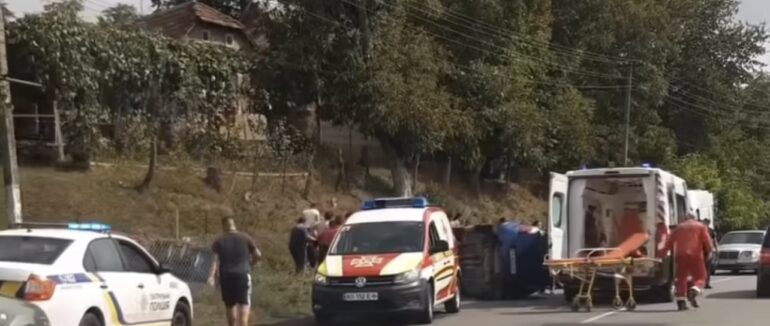 У Берегівському районі трапилася ДТП: на місці події всі служби (ВІДЕО)