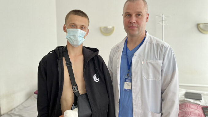 Лікарі врятували від ампутації руку закарпатця