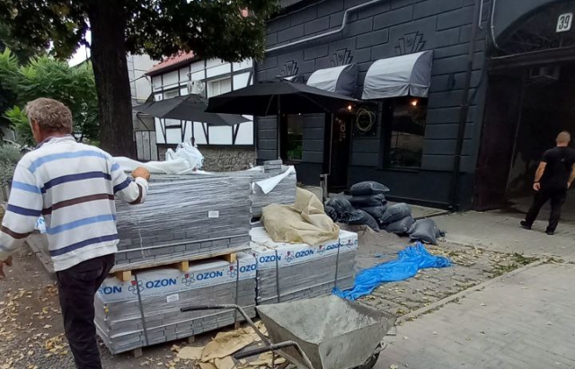 В Мукачеві покарали чоловіка, який розклав будматеріали на тротуарі