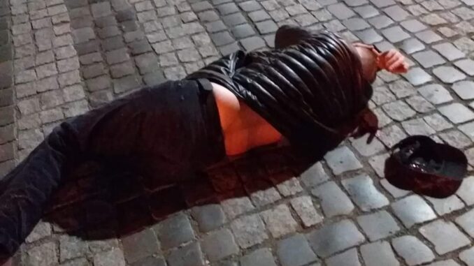 Конфлікт на дорозі: водій вдарив перехожого, який після падіння розбив голову (ВІДЕО)