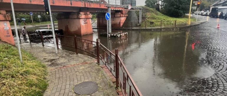 Затоплені вулиці та ускладнено проїзд: наслідки негоди в Ужгороді (ВІДЕО)
