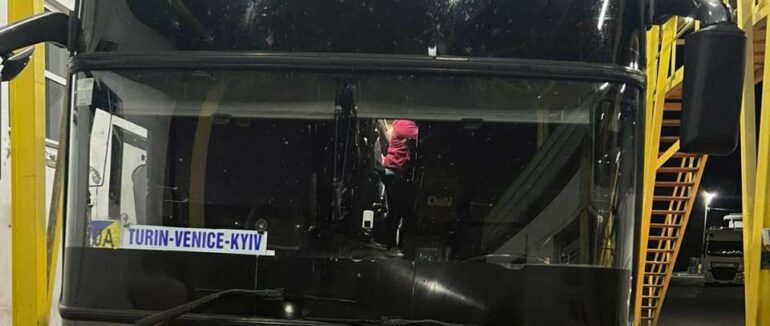 «Брендова» посилка з Італії: митники Закарпаття знайшли в автобусі жіночі “обновки” (ФОТО)