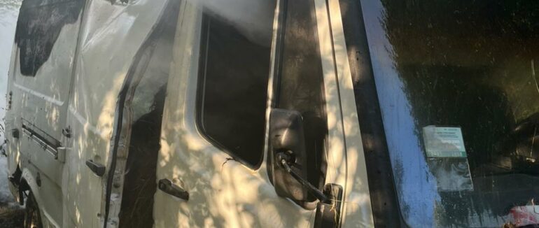 На Хустщині п’яний чоловік на знак помсти підпалив односельцю авто