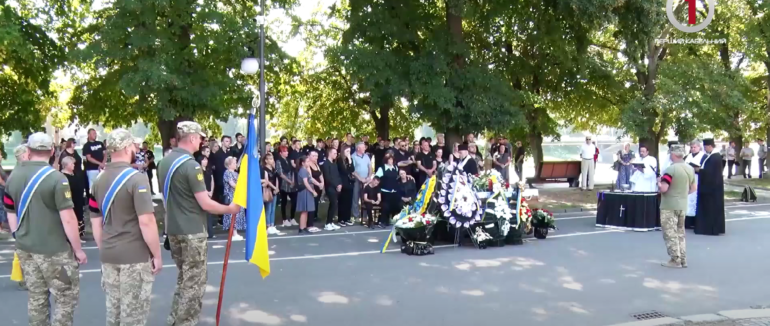 Прощання з героєм: в Ужгороді віддали останню шану полеглому захиснику Олександру Лагіті (ВІДЕО)