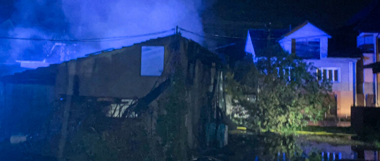 На Хустщині у с. Вишково пожежа охопила коптильню й гараж