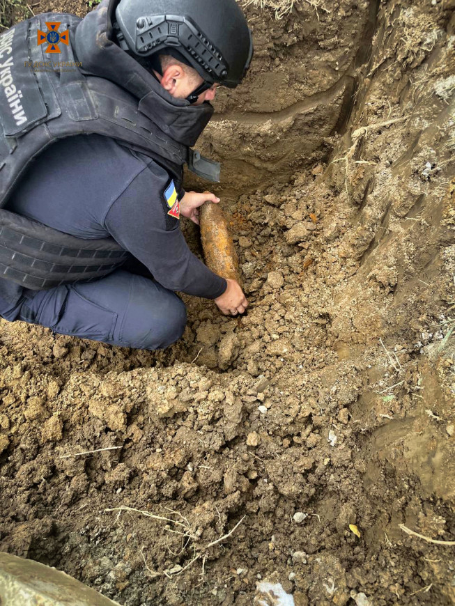 На Ужгородщині під час копання колодязя виявили вибухонебезпечний предмет