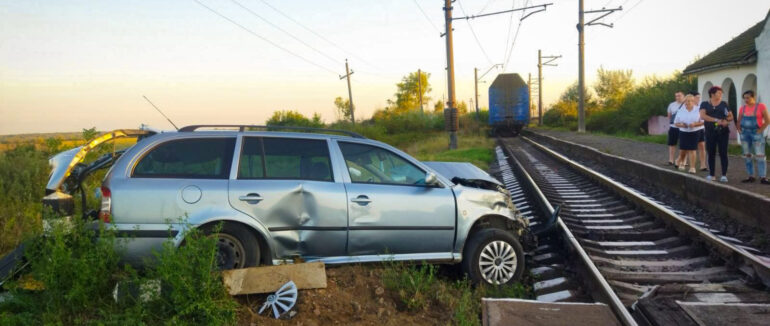 На Ужгородщині рятувальники ліквідовували наслідки ДТП на залізничному переїзді: оприлюднено фото