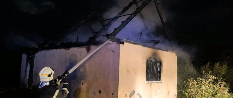 Господарів не було: у Хустському районі вночі вогонь охопив будинок