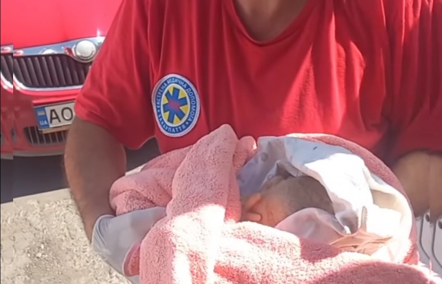 Закарпатка народжувала четверту дитину просто “на колесах”