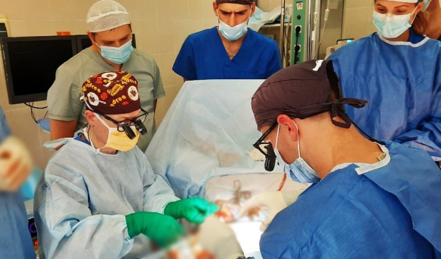 Мікрохірурги з США прооперували поранених військових в Ужгороді