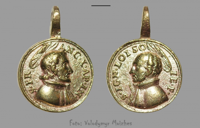 Під час розкопок в Ужгородському замку знайдено цінний Єзуїтський медальйон