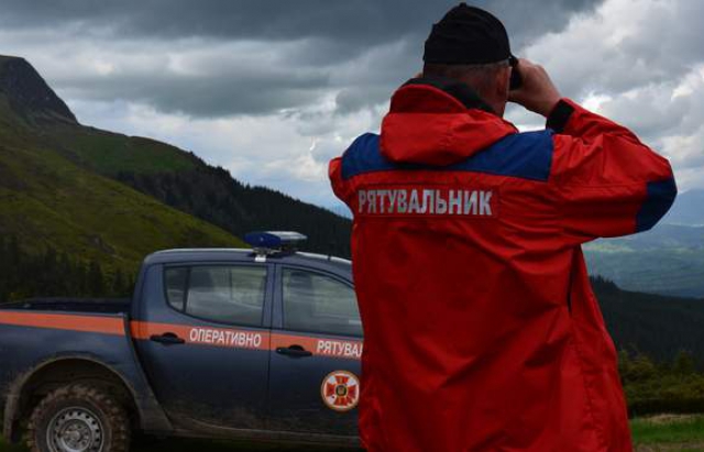 Закарпатські рятувальники допомогли туристу, який обпік ногу у горах