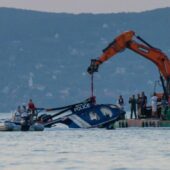 Гелікоптер в озері Балатон: як поліцейські рятували американський вертоліт в Угорщині (ФОТО)