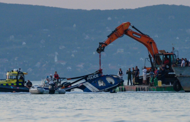 Гелікоптер в озері Балатон: як поліцейські рятували американський вертоліт в Угорщині (ФОТО)