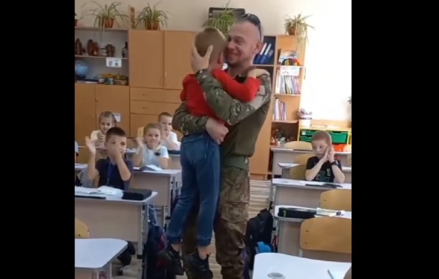 Без сліз дивитися просто неможливо: учень мукачівської школи дочекався свого тата із фронту (ВІДЕО)