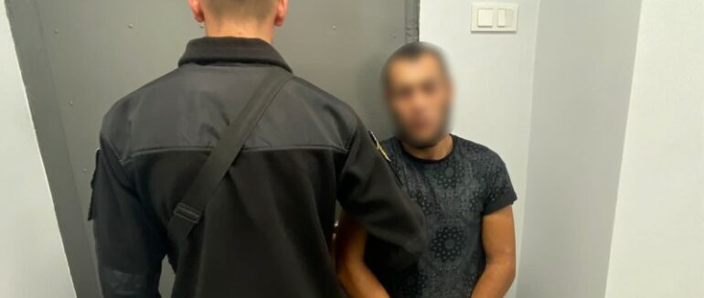 В Ужгороді раніше судимий чоловік пограбував перехожого