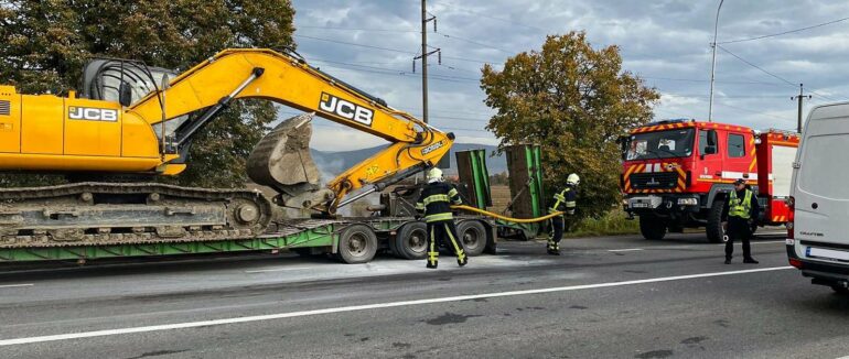 На Мукачівщині спалахнули два причепи вантажних автомобілів (ВІДЕО)