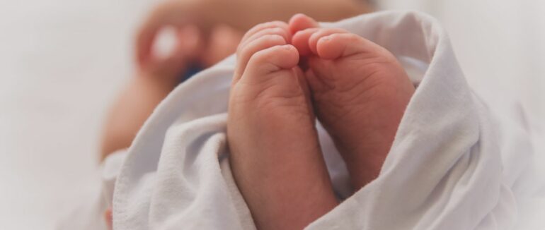 Дівчинка, яку залишили на дитячому майданчику в Мукачеві, знайшла нову родину