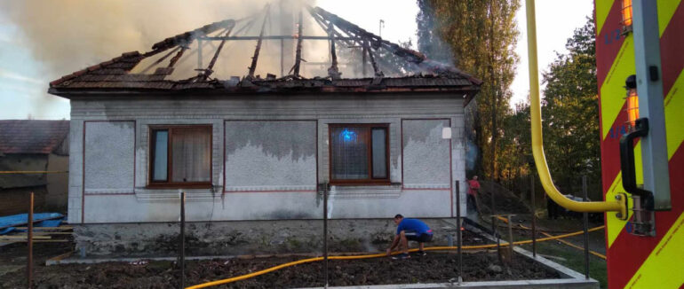 Будинок залишився без покрівлі: ввечері на Берегівщині 11 вогнеборців та 3 одиниці техніки гасили пожежу