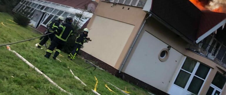 9 одиниць техніки та 35 рятувальників: у Синяку ліквідовують пожежу у санаторії