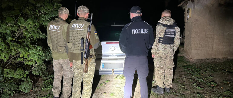 Закарпатські прикордонники поблизу кордону затримали переправника та порушників